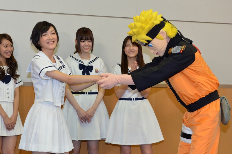 ナルトと握手してうれしそうな表情を見せる生駒里奈（手前左）。