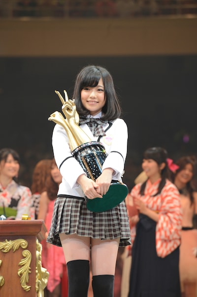2012年に行われた「AKB48 29thシングル選抜じゃんけん大会」で優勝した島崎遥香。(c) AKS