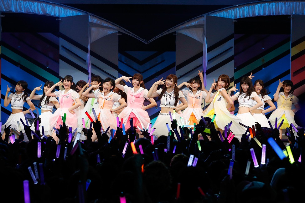 「ガールズルール」を披露する乃木坂46。
