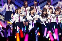 「制服のマネキン」を披露する乃木坂46。