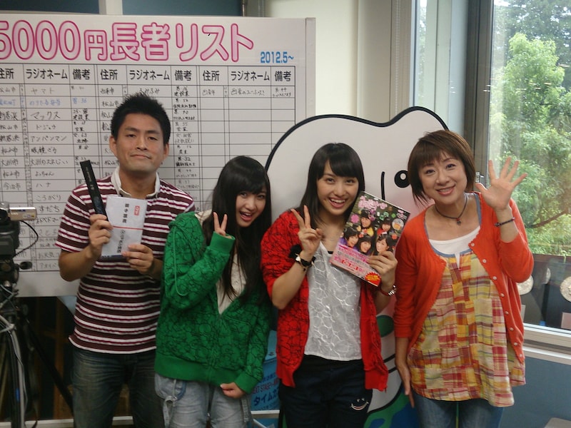 南海放送「うぃず」出演時の南ルート組。写真左からはい岡田、有安杏果、百田夏菜子、寺尾英子。