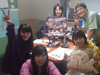 北海道放送「山ちゃん美香の朝ドキッ」出演時の北ルート組。写真手前左から高城れに、佐々木彩夏、玉井詩織。写真奥左から田村美香、山内要一。