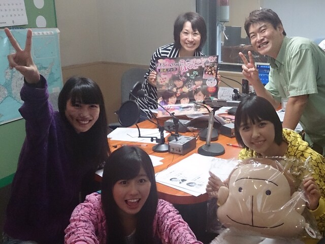 北海道放送「山ちゃん美香の朝ドキッ」出演時の北ルート組。写真手前左から高城れに、佐々木彩夏、玉井詩織。写真奥左から田村美香、山内要一。