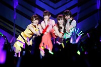 「偶然を言い訳にして」を披露する橋本奈々未、松村沙友理、白石麻衣、高山一実（左から）。