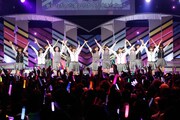 「会いたかったかもしれない」を披露する乃木坂46 2期生。