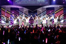 「会いたかったかもしれない」を披露する乃木坂46 2期生。