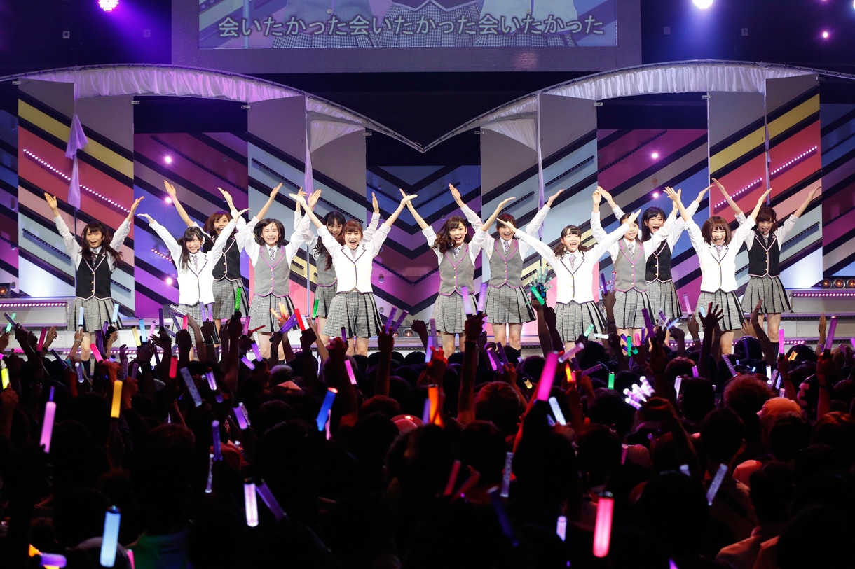 「会いたかったかもしれない」を披露する乃木坂46 2期生。