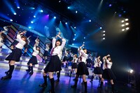 「制服のマネキン」を披露する乃木坂46。