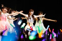 「ガールズルール」を披露する乃木坂46。