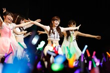 「ガールズルール」を披露する乃木坂46。