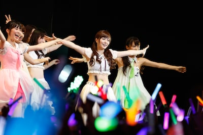 「ガールズルール」を披露する乃木坂46。