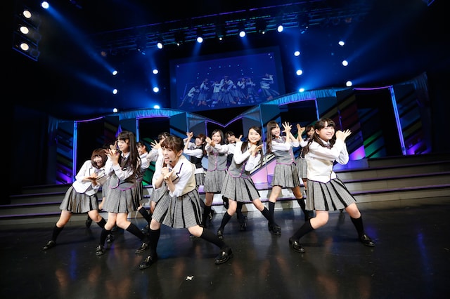 「ハウス！」を披露する乃木坂46 2期生。