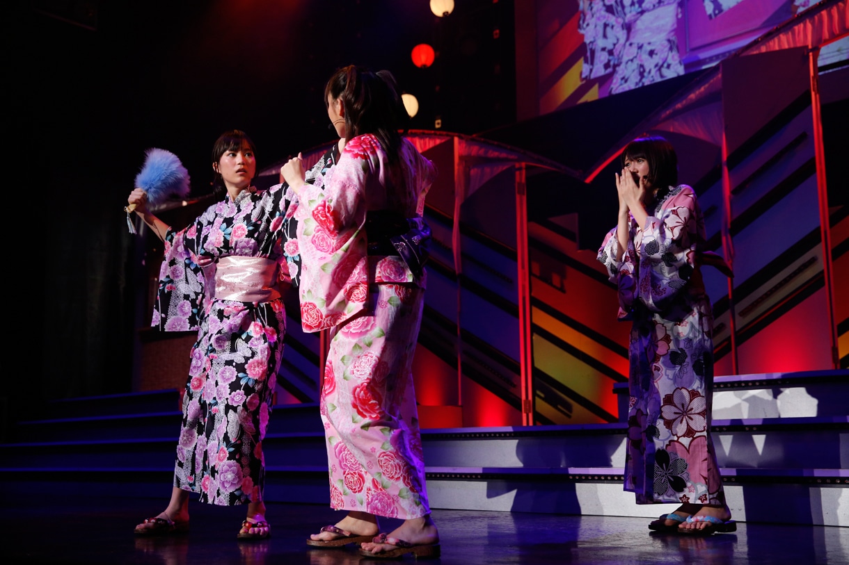コントを披露する生田絵梨花、井上小百合、永島聖羅（左から）。