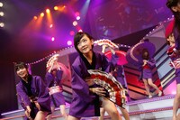 「下駄ップ」をパフォーマンスする生駒里奈（手前）。