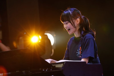 「君の名は希望」でピアノ演奏を披露する生田絵梨花。