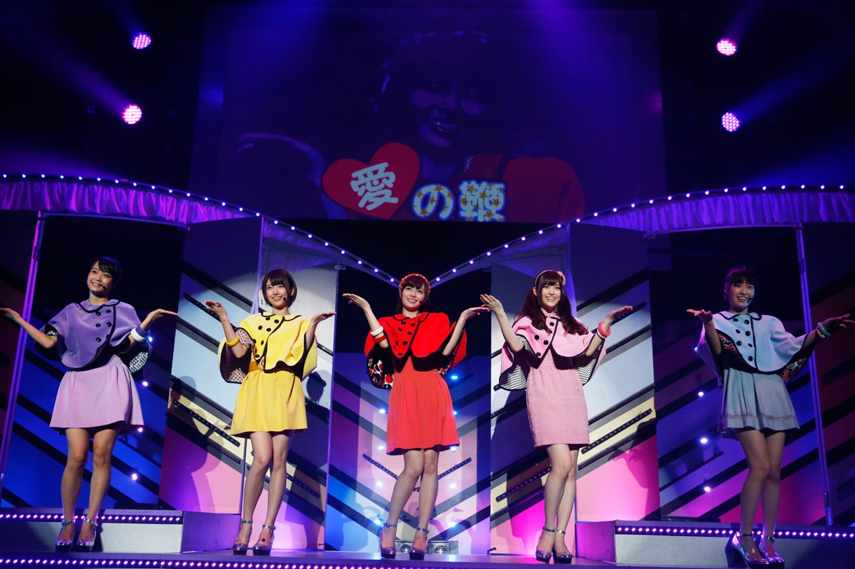 「でこぴん」を披露する深川麻衣、橋本奈々未、白石麻衣、松村沙友理、高山一実（左から）。