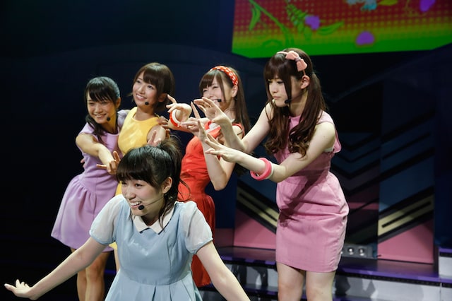 「でこぴん」を披露する高山一実（手前）、深川麻衣、橋本奈々未、白石麻衣、松村沙友理（後列左から）。