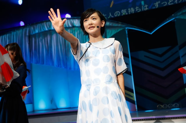 「水玉模様」を歌唱する生駒里奈。