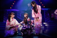 コントを披露する衛藤美彩、白石麻衣、星野みなみ（左から）。