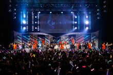 「ガールズルール」を披露する乃木坂46 1期生＆2期生。