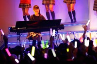 「君の名は希望」でピアノ演奏を披露する生田絵梨花。