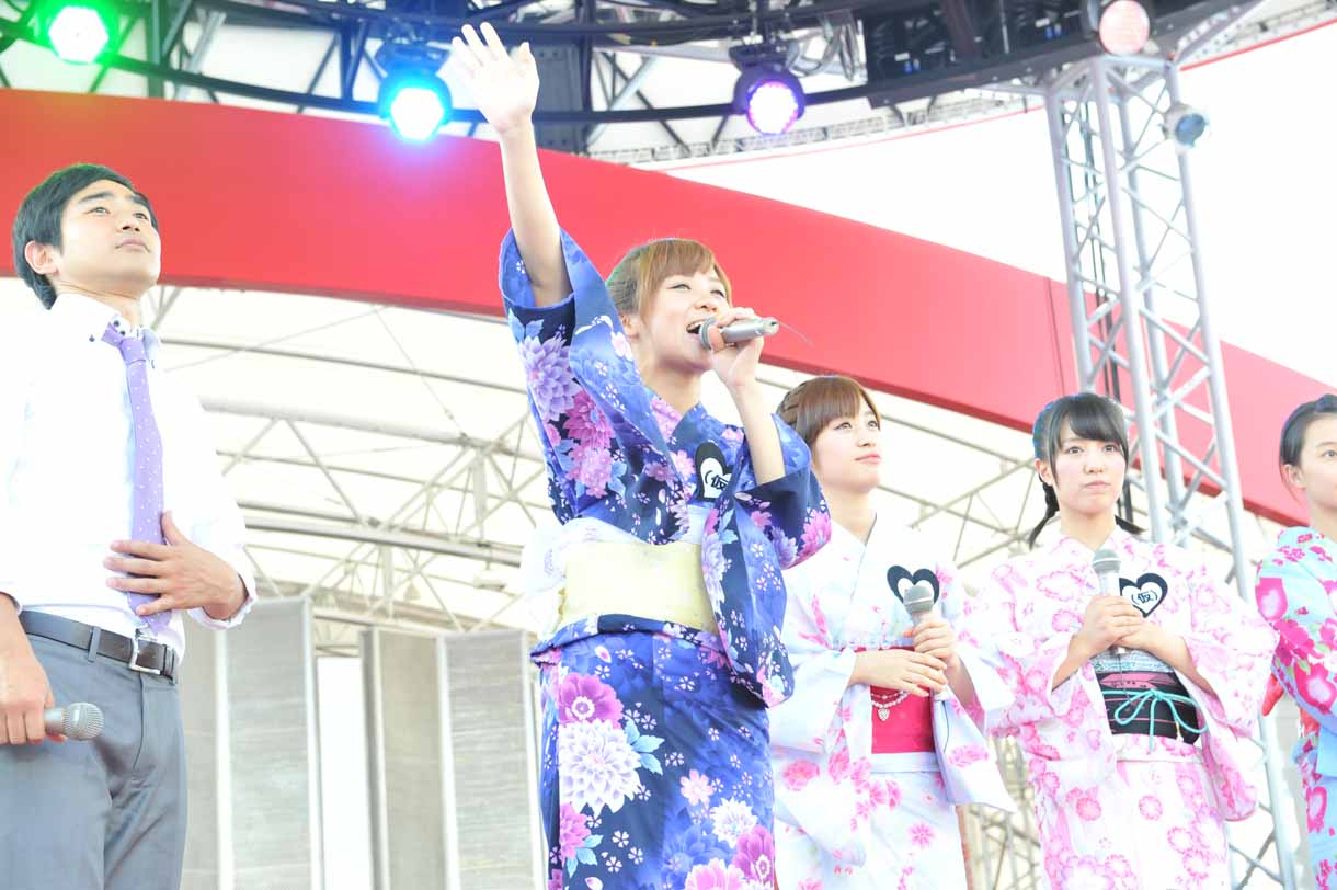 気合いの入ったあいさつをする佐藤綾乃。