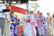 「TIF2013 presents 夏☆1浴衣アイドル選手権」優勝の記念パネルを受け取り喜ぶアップアップガールズ（仮）。