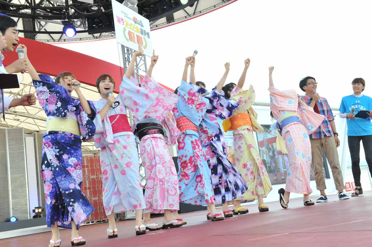 「TIF2013 presents 夏☆1浴衣アイドル選手権」優勝の記念パネルを受け取り喜ぶアップアップガールズ（仮）。