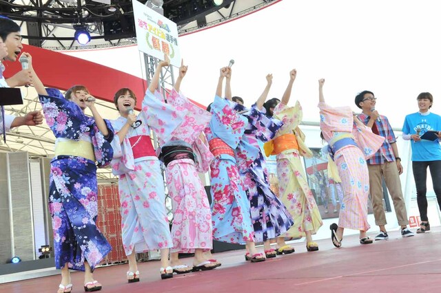 「TIF2013 presents 夏☆1浴衣アイドル選手権」優勝の記念パネルを受け取り喜ぶアップアップガールズ（仮）。