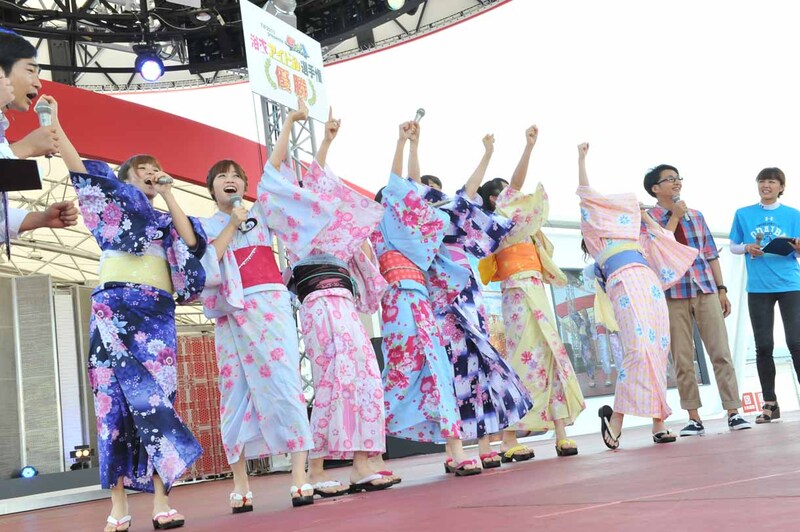 「TIF2013 presents 夏☆1浴衣アイドル選手権」優勝の記念パネルを受け取り喜ぶアップアップガールズ（仮）。