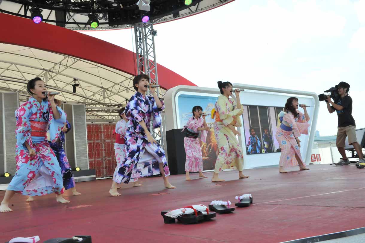 「アッパーカット！」歌唱の様子。