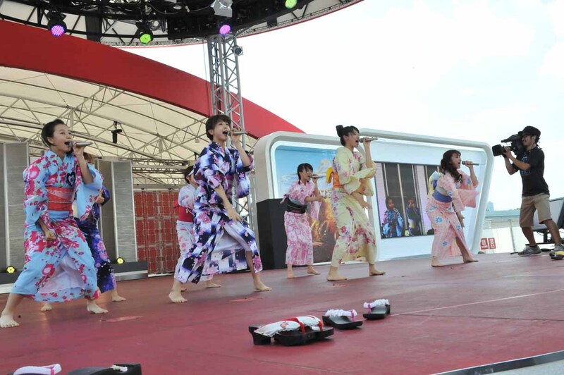 「アッパーカット！」歌唱の様子。