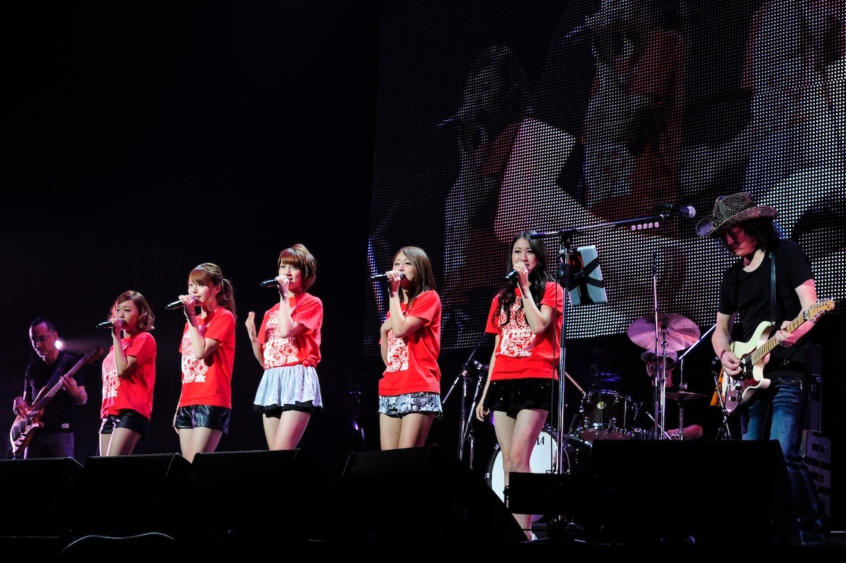 THE ポッシボーとセッションする手島いさむ。（Photo by TEPPEI）