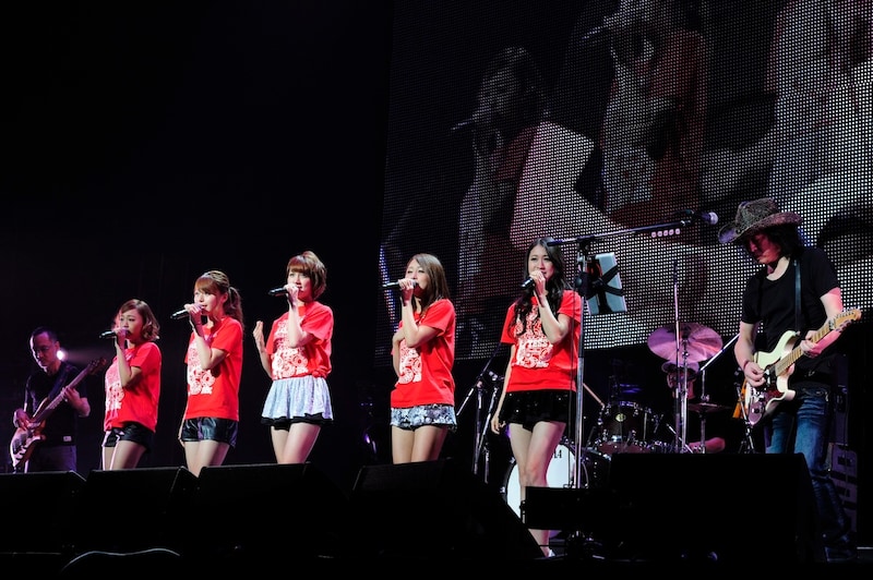 THE ポッシボーとセッションする手島いさむ。(Photo by TEPPEI)