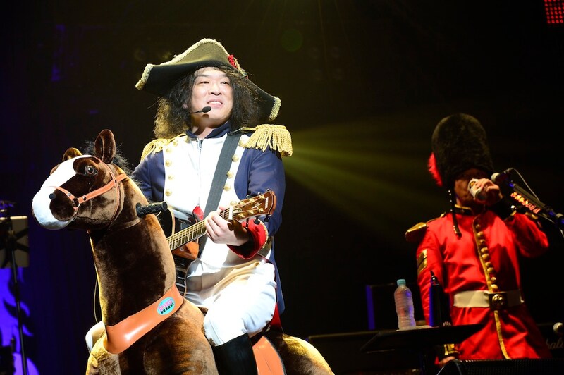 エコポニーに乗って熱唱する手島いさむ。(Photo by TEPPEI)