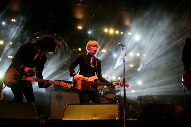 THE BAWDIES「SPACE SHOWER SWEET LOVE SHOWER 2013」出演時の様子。（Photo by SUSIE）