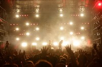 THE BAWDIES「SPACE SHOWER SWEET LOVE SHOWER 2013」出演時の様子。（撮影：上山陽介）