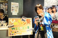 開演前の屋台で売り子をするひめキュンフルーツ缶。