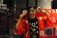 開演前の屋台で売り子をするひめキュンフルーツ缶。