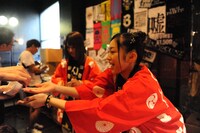 開演前の屋台で売り子をするひめキュンフルーツ缶。