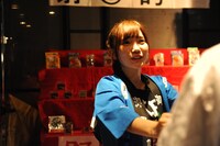 開演前の屋台で売り子をするひめキュンフルーツ缶。