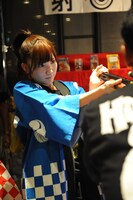 開演前の屋台で売り子をするひめキュンフルーツ缶。