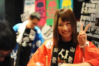 開演前の屋台で売り子をするひめキュンフルーツ缶。