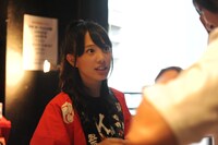 開演前の屋台で売り子をするひめキュンフルーツ缶。