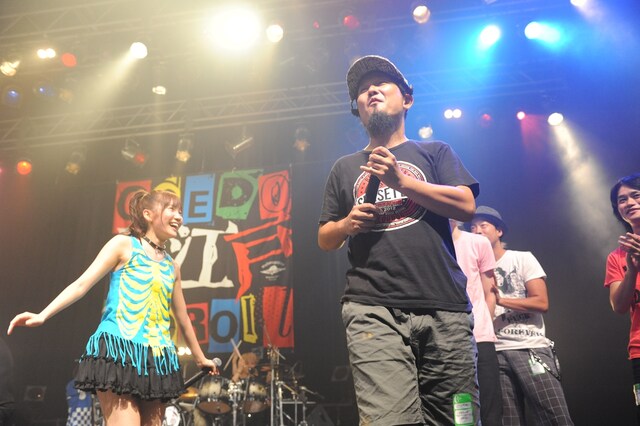 全出演者登場のアンコール「あんた飛ばしすぎ」の模様。