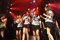 全出演者登場のアンコール「あんた飛ばしすぎ」の模様。