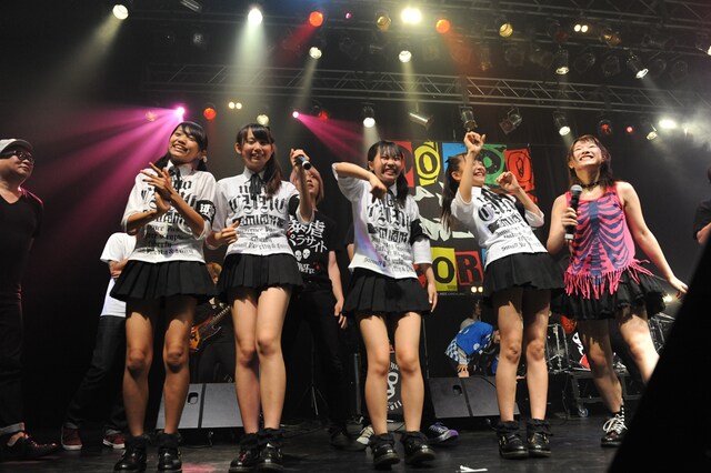 全出演者登場のアンコール「あんた飛ばしすぎ」の模様。