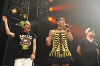 全出演者登場のアンコール「あんた飛ばしすぎ」の模様。