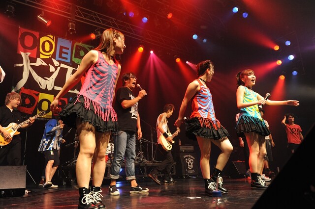 全出演者登場のアンコール「あんた飛ばしすぎ」の模様。