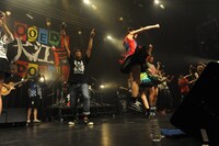 全出演者登場のアンコール「あんた飛ばしすぎ」の模様。